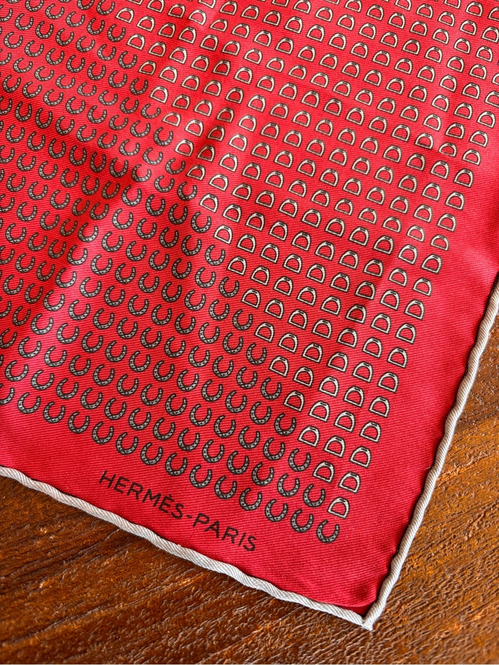 HERMÈS Paris Red Silk Scarf Gavroche 16” Horseshoe Equestrian Print Rolled Edges - Picture 14 of 16